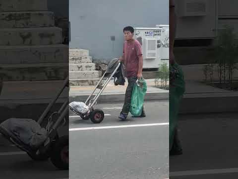 为官的家业凋零。富贵的金银散尽。有恩的死里逃生。冤冤相报实非轻，分离合聚皆前定。欲知命短问前生，老来富贵也真侥幸。看破的遁入空门。痴迷的枉送了性命。好一似食尽鸟投林，落了片白茫茫大地真干净