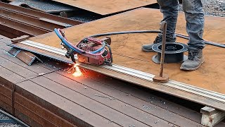 Amazing little machine cutting straight line through thick metal plates #pugmachine #mechanical