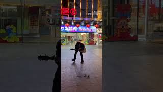 我以为旅人将我快乐都燃尽😭【唐三飙唱】 #抽象 #吉他弹唱 #户外弹唱