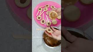 Pirulitos de bolacha Maria. Tem vídeo no meu canal ensinando passo a passo completo #shorts