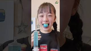可愛い女性がいちごグミを注射器に刺して食べるの見て真似して地球グミに注射器を刺して食べてみた #shorts