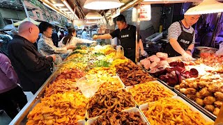 中国西安百年老街早市｜早餐大全·特色美食 现炸麻团金黄酥脆 宫廷牛肉饼外焦里嫩 油茶麻花香脆暖胃  咸香有层次“功夫辣条”的制作更像是一场视觉盛宴 辣条在锅中翻滚 香气扑鼻 大刀凉皮动作行云流水