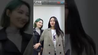 抖音视频《吴哲晗》点钱 高清