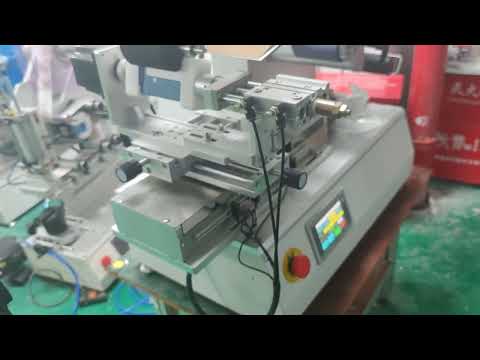 半自动扁瓶夹具平面贴标机试机视频