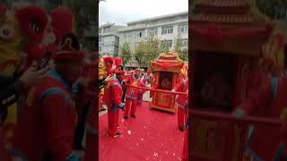 Eight people, the bride shouted that she couldn't stand it.