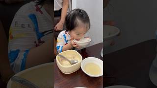 女兒小莫［育兒日常］妹妹喝湯很豪邁，直接整碗端起來喝。2y2m7d