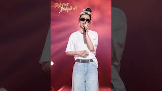 #单依纯 官宣唱《君》第十一期音源抢先听上线 用精准的气声控制与情绪递进 将音乐里的情愫唱得澄澈而动人 拥有穿透人心的温柔力量#歌手2025 #singer2025