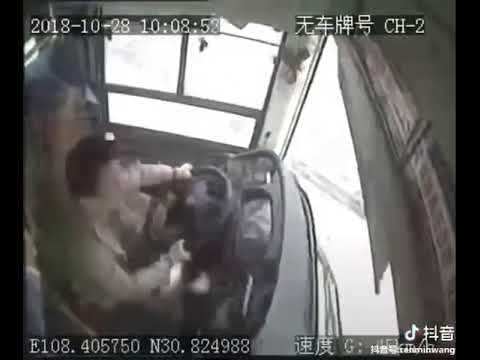 重庆公交车坠江事件 The tragedy of the bus that plunged into the Yangtze River in Chongqing.