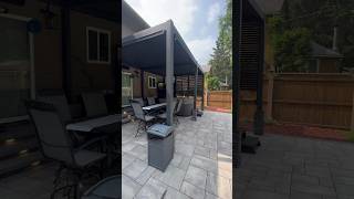 The Hanso Pergola. This aluminum pergola looks looks amazing on this patio! #backyarddesign #patio