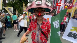 80歲阿伯也怒了！自製吸睛道具現身台中大遊行 「傅崐萁非罷不可」
