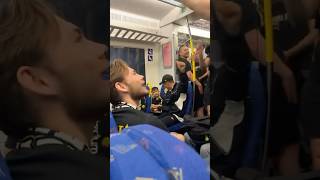 Tidigare AIK-spelaren Stefanelli på tunnelbanan