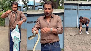Sonu Sood Catch Snake😱 At His Home | Sonu Sood Latest Movie | News Buzz