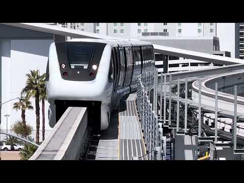 Las Vegas Monorail arriving at Boingo Station