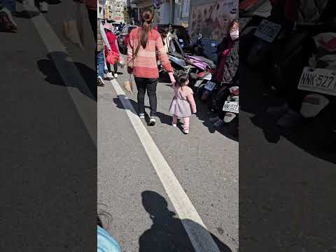 綾綾逛街踩著快樂的步伐 #鹿港老街