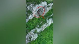 贵州发现一座悬空寺镶嵌在悬崖峭壁，看着好险，你敢爬上去吗？