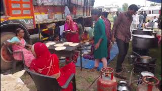Paidal Yatra mein Yatra ke liye khana banate hue