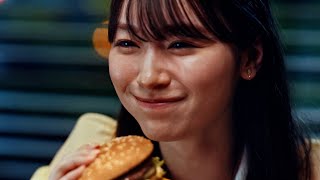 櫻坂46・守屋麗奈がビッグマックを頬張り笑顔！　ビッグマック新TVCM「明日も 笑おう あの頃も今も」篇