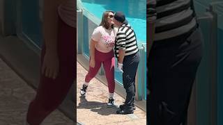 She said call me 🤙🏻😹 Tom the mime SeaWorld #seaworldmime #funny #comedy #viralvideo #viralshorts