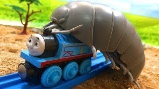 きかんしゃトーマスプラレール  踏切線路に巨大ダンゴムシ！！ガチャガチャ Thomas＆friend