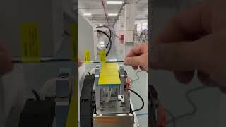 Glass bottle labeling labeling machine semi-automatic labeling machine amazing.