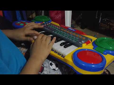 Tocando Piano niño.(4)