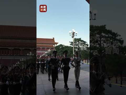 站在光荣的哨位，我们守卫着国旗！