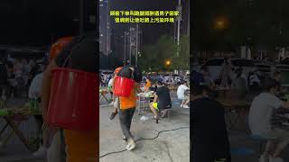 【tik tok抖音热门】顾客下单叫跑腿背醉酒男子回家强调别让他吐路上污染环境#万能跑腿#搞笑 #正能量 #生活记录  #抖音热门#生活vlog
