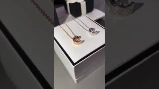 【Chanel香奈儿水冰月项链】Coco crush系列水冰月，米金/银色/金色，完美三色，中间是颗0.15克拉小碎钻，随着链条可以移动的！米金就是玫瑰金色，但是又不是那种发红的玫瑰