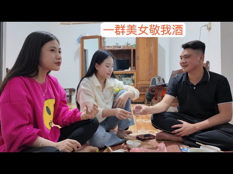 越南哈尼族過新年，好多美女在外省打工回家過年。