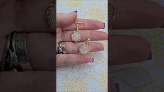 Show love for the So. U. Signature Zig-Zag Bezel AS EARRINGS!! 💛🤍#wirewrap #diy #diyjewelry  #howto