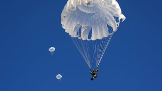 最勇敢的甜！实拍00后女空降兵首次跳伞全过程 直言尝到云朵甜！20211206 | 军迷天下