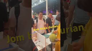 海外创业故事 在KLCC 开榴莲