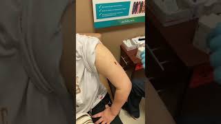 今天去打辉瑞疫苗第二针，没想到打针💉打到手臂都出血🩸🥺真怀疑他会不会打针.一个字“痛”哈哈😆浪费了我一滴血…真担心他把疫苗打进的是我血管而不是肌肉里面😭😭😭