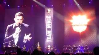 Michael Bublé introduces his band at the O2 (Team Bublé)