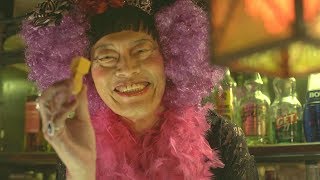 遠藤憲一、衝撃の女装姿で人生相談？　ド派手カツラに厚化粧でバーのママに