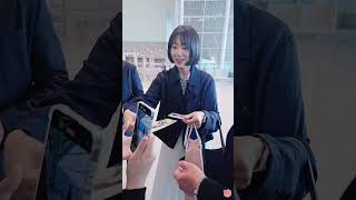 【百度朴信惠吧獨家】20250408朴信惠（박신혜）仁川機場飛中國香港，替粉絲簽名和比心心（百度朴信惠吧飯拍視頻“ 禁二改！視頻來源：桃子）