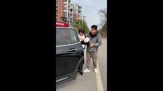 老婆骑车真是太不小心了，这个月都刮人家车八回了！还好司机大哥是好人不计较！#这操作都看傻了 #万万想不到 #原谅我不厚道的笑了