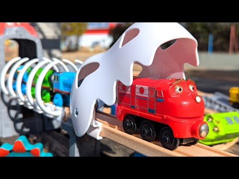 Thomas & Chuggington Wooden Train☆I played with my friends on the Hape Dinosaur Tunnel Course!