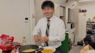 My subordinates made me run errands and I made spicy ramen for everyone.