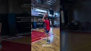 Grabe naman 'yong ONE-LEGGED JUMPER ni Caracut! 💯 #andreicaracut #rainorshineelastopainters #pba
