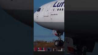 #airplane #aviation #cockpitviews #airbusa340 #planespotting#landing #landinggear #cockpit