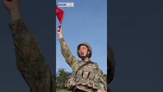 炮兵分队实弹射击 阵地尘土飞扬