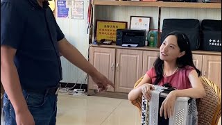 Accordion 女孩扮猪吃老虎逗琴行老板