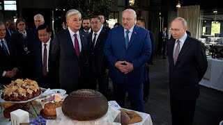 Лукашенко: Я тебе хлеба вот этого с собой дам! // Посмотрите, как Лукашенко принимал лидеров ЕАЭС!