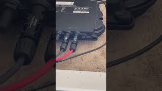 Microinversor Apsystem em funcionamento