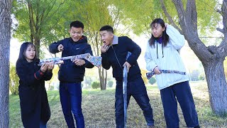 【懂爺視頻】玩家持AK和AWM大神對槍，菜鳥隊友送握把幫助成功吃雞
