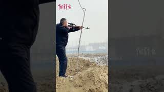🔥#军事视界 #武器装备 特警狙击手用树枝和手臂当狙击台，一枪击杀“疯牛”。
