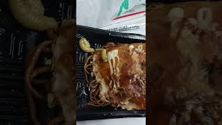 コンビニのカフェスペースにて。ここのコンビニで買った焼きそばと春巻きに、思いっ切り、山葵(ワサビ)をかけて食べて見た。これが、なかなか・・・。(^^)