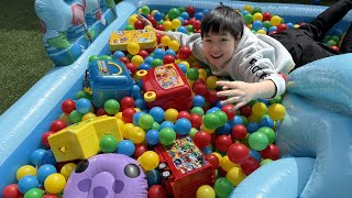 レオくんがカラフルボールプールに落ちている宝箱をあけてみた！Part9 レオスマイル