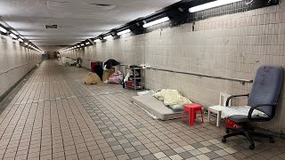 五光十色！香港行人隧道，無家者之家嘅特色！